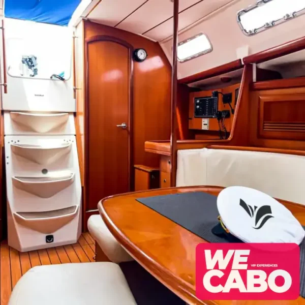 Imagen de un velero francés de 42 pies navegando en Cabo San Lucas, ideal para experiencias privadas, cortesía de WECABO.