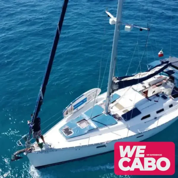 Imagen de un velero francés de 42 pies navegando en Cabo San Lucas, ideal para experiencias privadas, cortesía de WECABO.