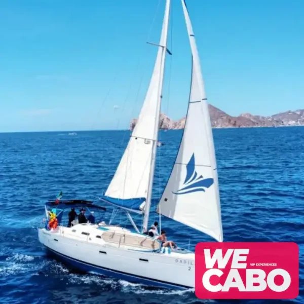 Imagen de un velero francés de 42 pies navegando en Cabo San Lucas, ideal para experiencias privadas, cortesía de WECABO.