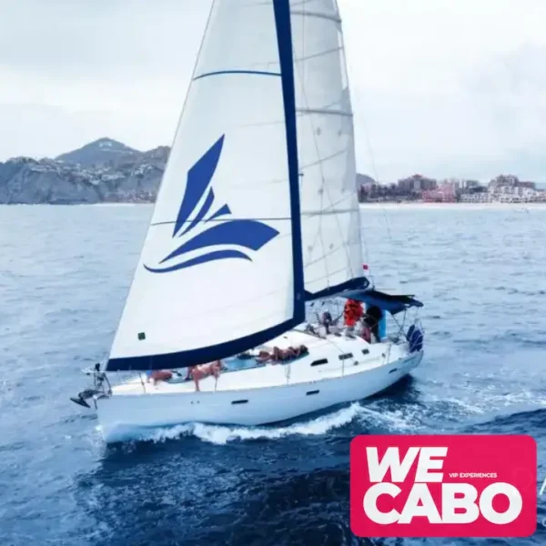 Imagen de un velero francés de 42 pies navegando en Cabo San Lucas, ideal para experiencias privadas, cortesía de WECABO.