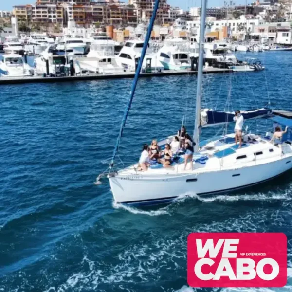 Imagen de un velero francés de 42 pies navegando en Cabo San Lucas, ideal para experiencias privadas, cortesía de WECABO.