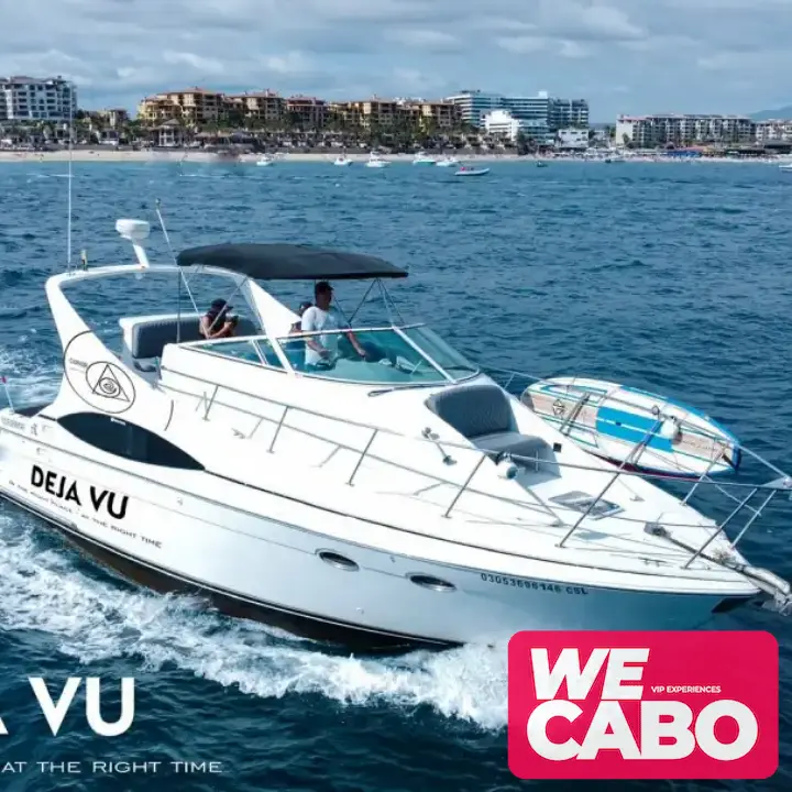 Imagen de un yate Carver de 38 pies navegando en las aguas de Los Cabos, ideal para grupos pequeños, con barra libre, equipo de snorkel y colchoneta flotante incluida.