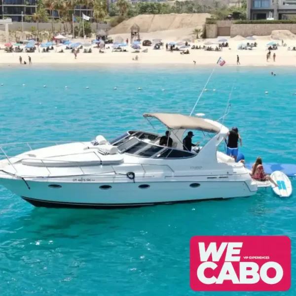 Imagen del yate de lujo Papillon 1 navegando en Cabo San Lucas, ideal para experiencias privadas, cortesía de WECABO.