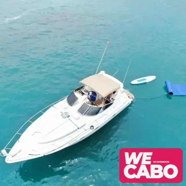 Imagen del yate de lujo Papillon 1 navegando en Cabo San Lucas, ideal para experiencias privadas, cortesía de WECABO.