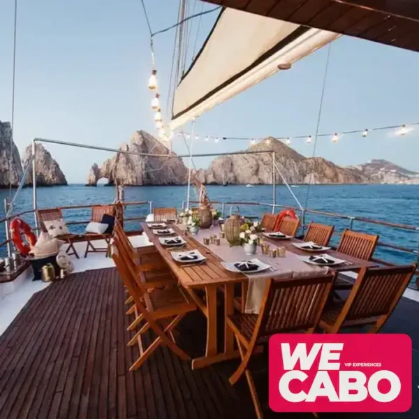 Imagen de un yate de lujo navegando al atardecer en Cabo San Lucas, con cena de chef privado y barra premium, cortesía de WECABO.