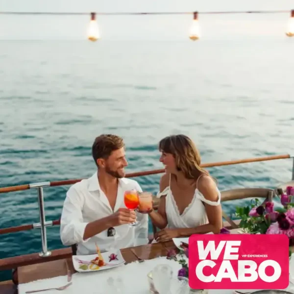 Imagen de un yate de lujo navegando al atardecer en Cabo San Lucas, con cena de chef privado y barra premium, cortesía de WECABO.