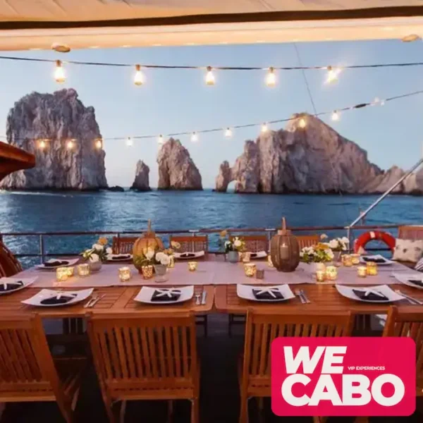 Imagen de un yate de lujo navegando al atardecer en Cabo San Lucas, con cena de chef privado y barra premium, cortesía de WECABO.