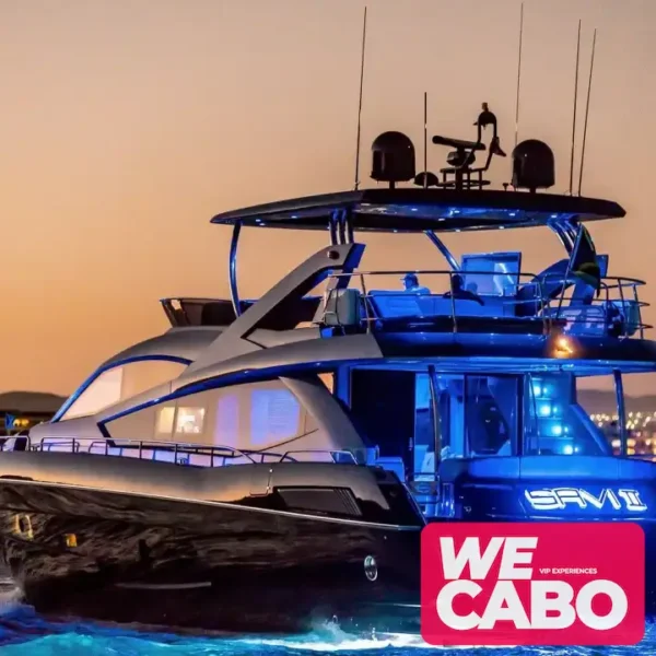 Imagen de un yate negro en Cabo San Lucas, ofreciendo una experiencia VIP con lujo y exclusividad, cortesía de WECABO.