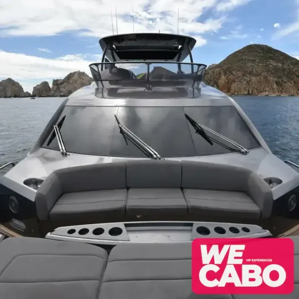 Imagen de un yate negro en Cabo San Lucas, ofreciendo una experiencia VIP con lujo y exclusividad, cortesía de WECABO.