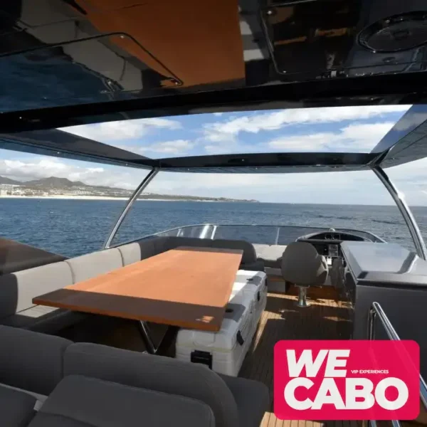 Imagen de un yate negro en Cabo San Lucas, ofreciendo una experiencia VIP con lujo y exclusividad, cortesía de WECABO.