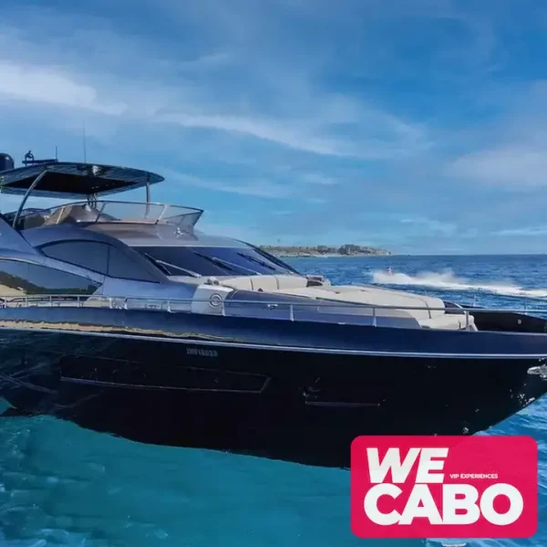 Imagen de un yate negro en Cabo San Lucas, ofreciendo una experiencia VIP con lujo y exclusividad, cortesía de WECABO.