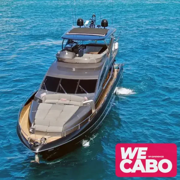 Imagen de un yate negro en Cabo San Lucas, ofreciendo una experiencia VIP con lujo y exclusividad, cortesía de WECABO.