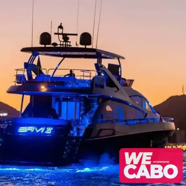 Imagen de un yate negro en Cabo San Lucas, ofreciendo una experiencia VIP con lujo y exclusividad, cortesía de WECABO.