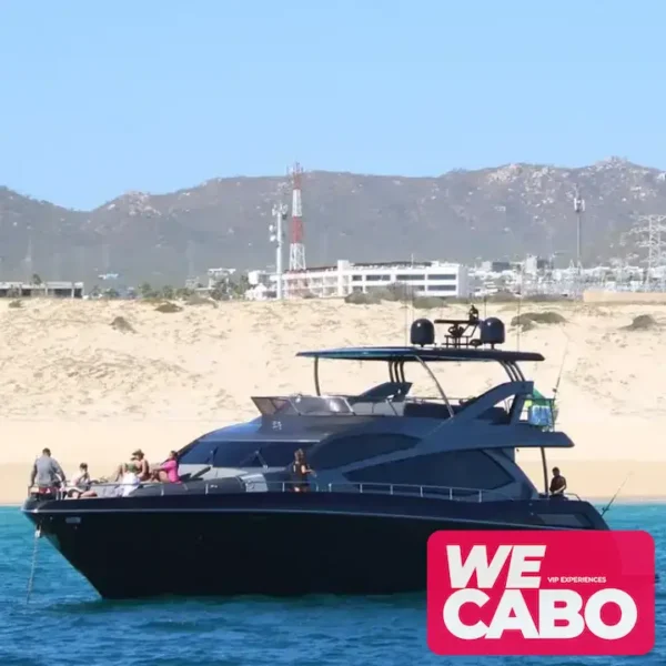 Imagen de un yate negro en Cabo San Lucas, ofreciendo una experiencia VIP con lujo y exclusividad, cortesía de WECABO.