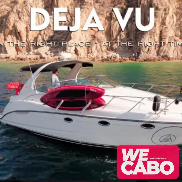 Imagen de un yate SCR Maxum de 38 pies navegando en las aguas de Cabo San Lucas, ideal para grupos pequeños, con barra libre, equipo de snorkel y colchoneta flotante.