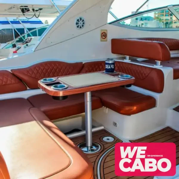 Imagen de un yate SCR Maxum de 38 pies navegando en las aguas de Cabo San Lucas, ideal para grupos pequeños, con barra libre, equipo de snorkel y colchoneta flotante.