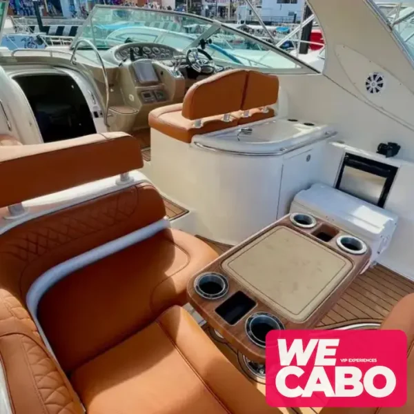 Imagen de un yate SCR Maxum de 38 pies navegando en las aguas de Cabo San Lucas, ideal para grupos pequeños, con barra libre, equipo de snorkel y colchoneta flotante.