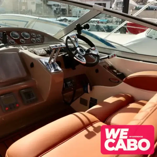 Imagen de un yate SCR Maxum de 38 pies navegando en las aguas de Cabo San Lucas, ideal para grupos pequeños, con barra libre, equipo de snorkel y colchoneta flotante.