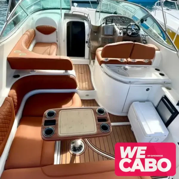Imagen de un yate SCR Maxum de 38 pies navegando en las aguas de Cabo San Lucas, ideal para grupos pequeños, con barra libre, equipo de snorkel y colchoneta flotante.