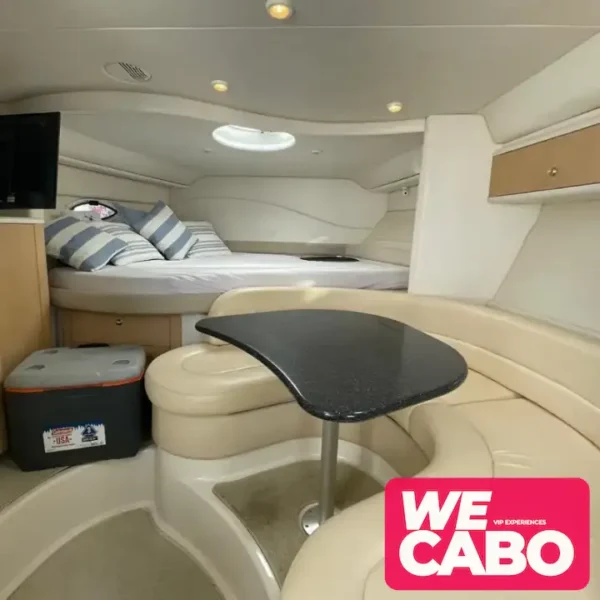 Imagen de un yate SCR Maxum de 38 pies navegando en las aguas de Cabo San Lucas, ideal para grupos pequeños, con barra libre, equipo de snorkel y colchoneta flotante.