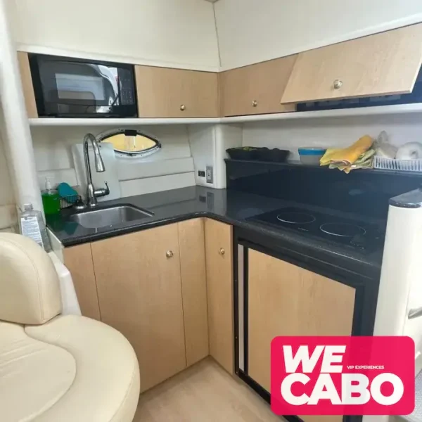 Imagen de un yate SCR Maxum de 38 pies navegando en las aguas de Cabo San Lucas, ideal para grupos pequeños, con barra libre, equipo de snorkel y colchoneta flotante.